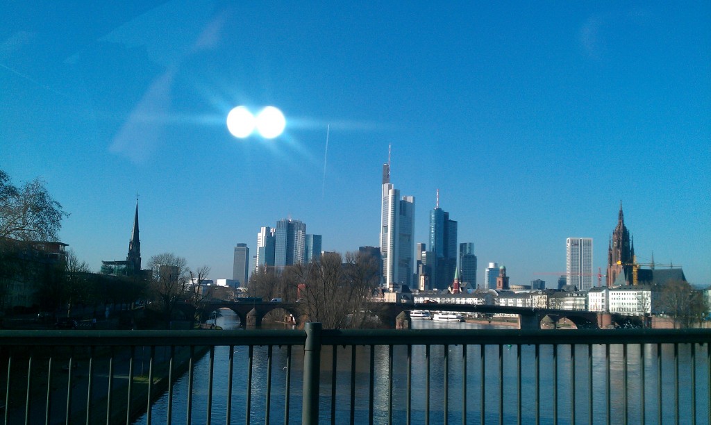 Frankfurter Skyline bei Sonnenschein